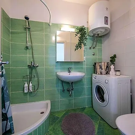 Avocado Hotel