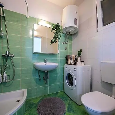 Avocado Hotel 3*